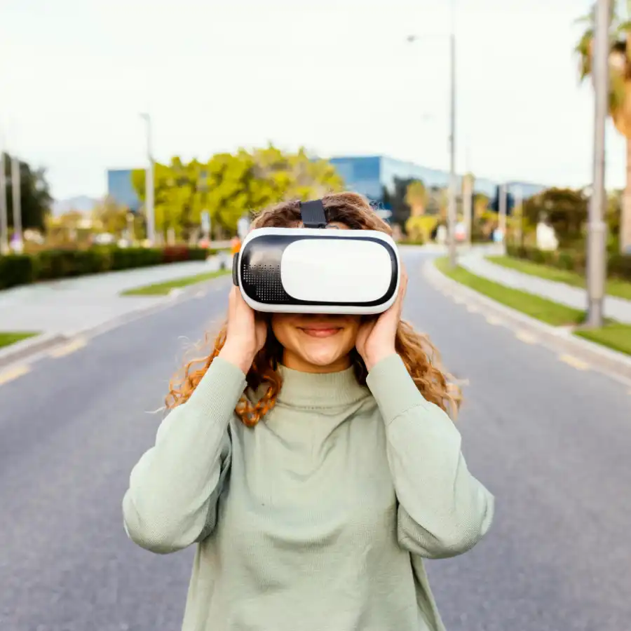 chica probando dispositivo de realidad virtual